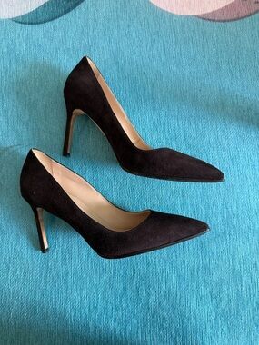 Manolo Blahnik  Black Suede Pointed-Toe Pumps - Women